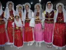 Οι κοπέλες ντυμένες με την παραδοσιακή στολή της Δεροπολίτισσα νύφης.