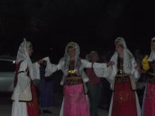 Οι κοπέλες ντυμένες με την παραδοσιακή στολή της Δεροπολίτισσα νύφης, χορεύουν το παραδοσιακό κομμάτι "Δεροπολίτισσα".