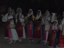 Οι κοπέλες ντυμένες με την παραδοσιακή στολή της Δεροπολίτισσα νύφης, χορεύουν το παραδοσιακό κομμάτι "Δεροπολίτισσα".