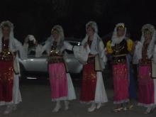 Οι κοπέλες ντυμένες με την παραδοσιακή στολή της Δεροπολίτισσα νύφης, χορεύουν το παραδοσιακό κομμάτι "Δεροπολίτισσα".